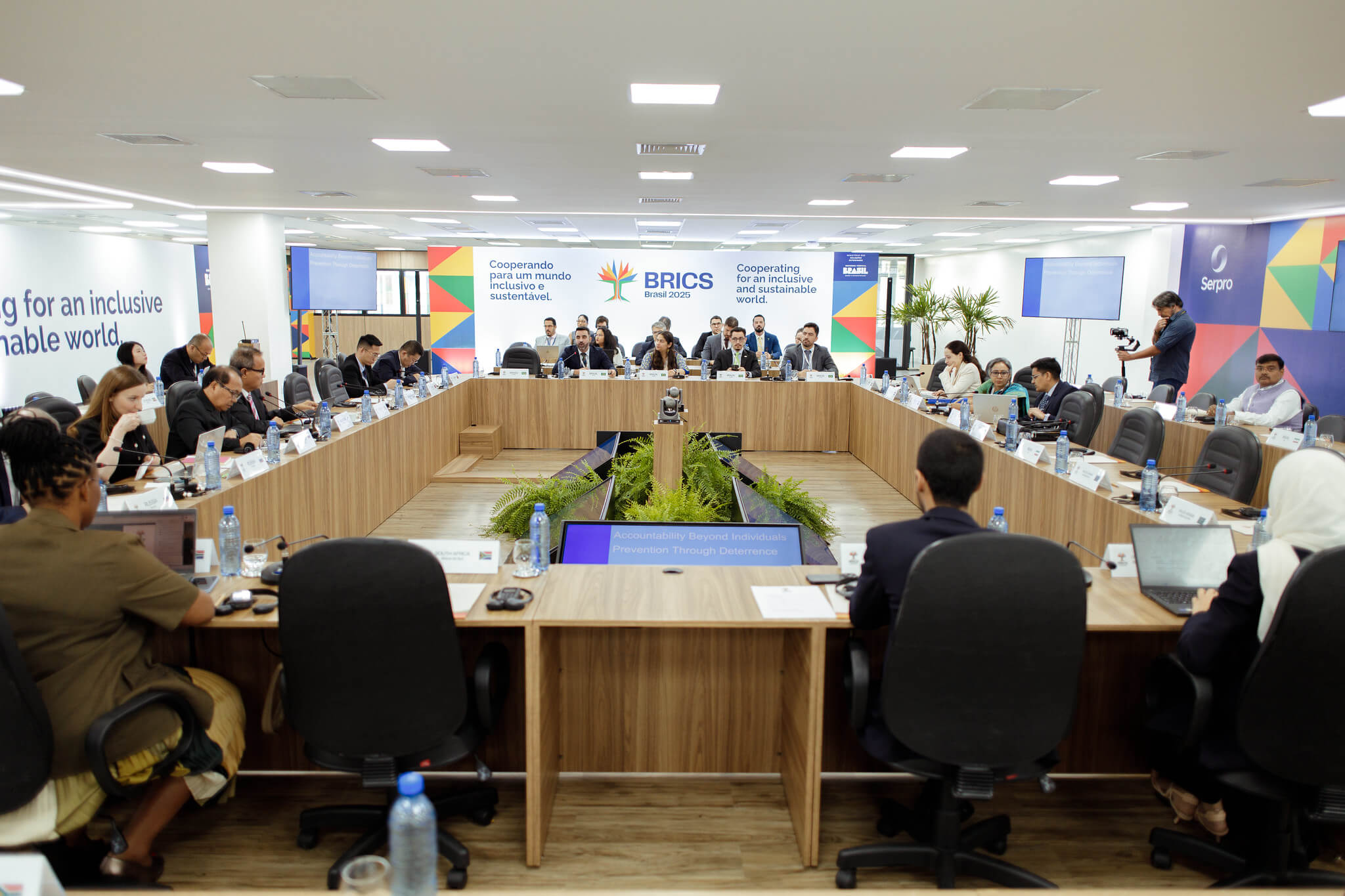 Elizabeth Cosmo presented ALICE, an artificial intelligence tool designed to help states and municipalities detect suspicious bidding activity | Image: Isabela Castilho | BRICS Brasil