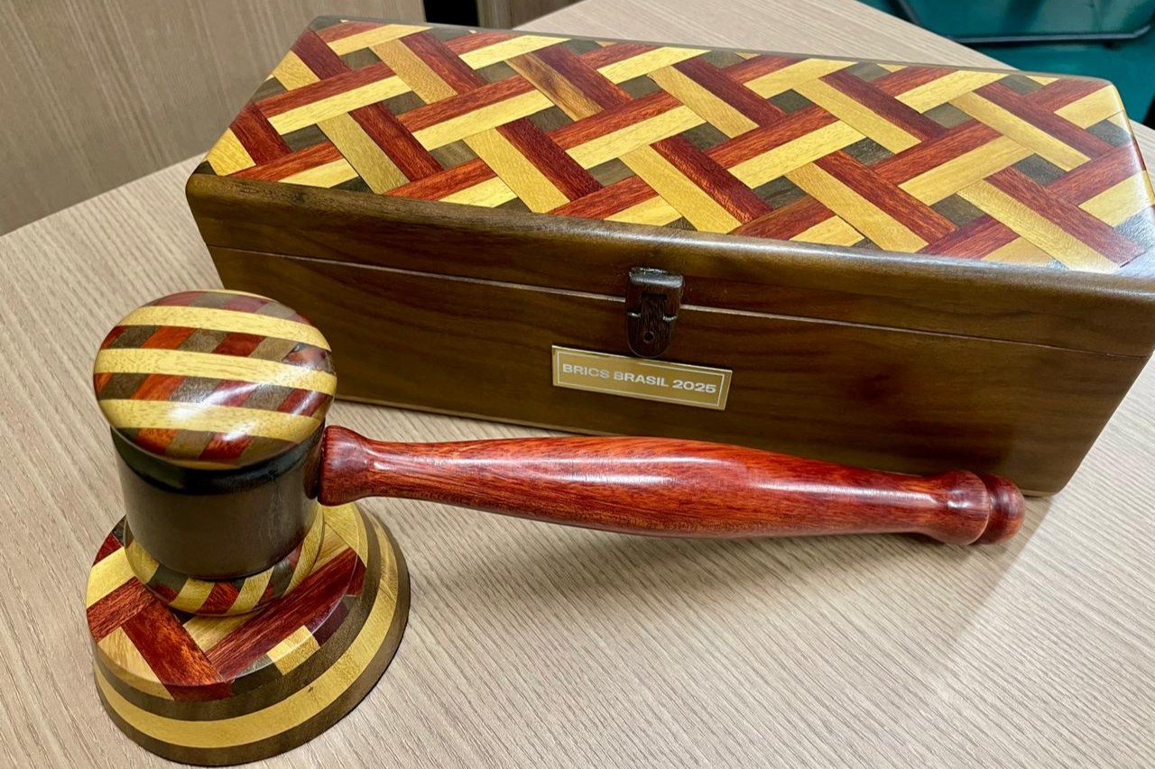 The gavel made by Brasil for India was produced with repurposed wood from the Amazon, through a project with the local community. Image: Disclosure
